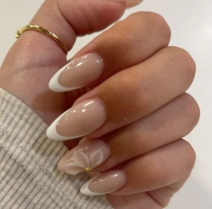 Ongles French Nude avec Fleur 3D – Élégance Chic